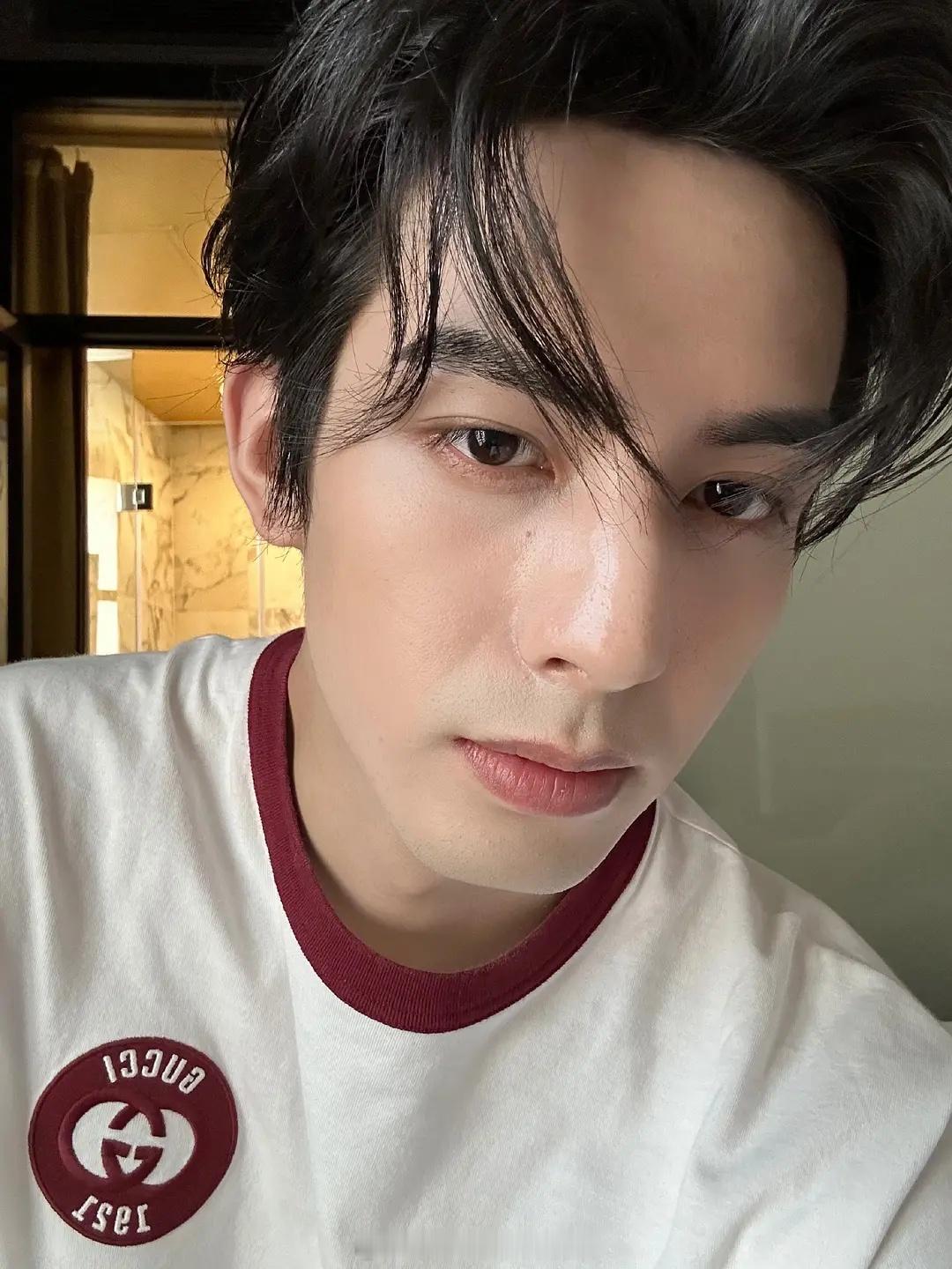 宋威龙你不知道这个角度拍照会显得鼻子很大吗，以后不许这么拍了，请你正确用脸 ​​