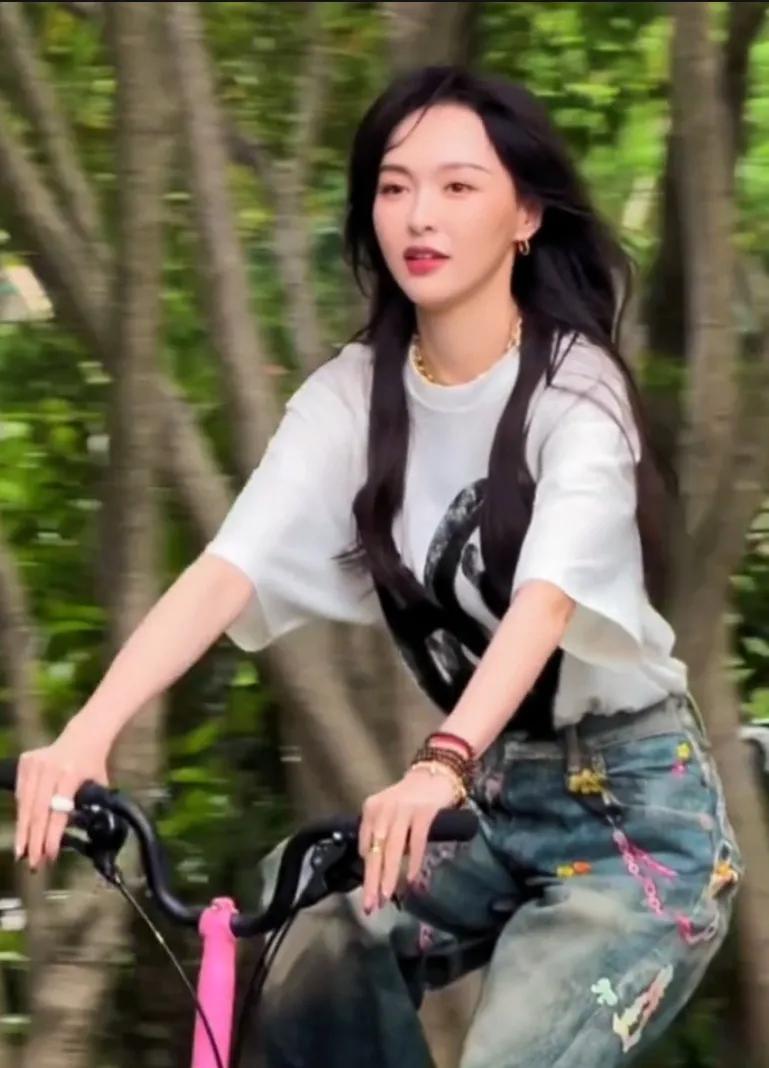 家人们谁懂啊，一睁眼就目睹神女姐姐化身元气少女，骑着单车活力满满地路过！这反差感
