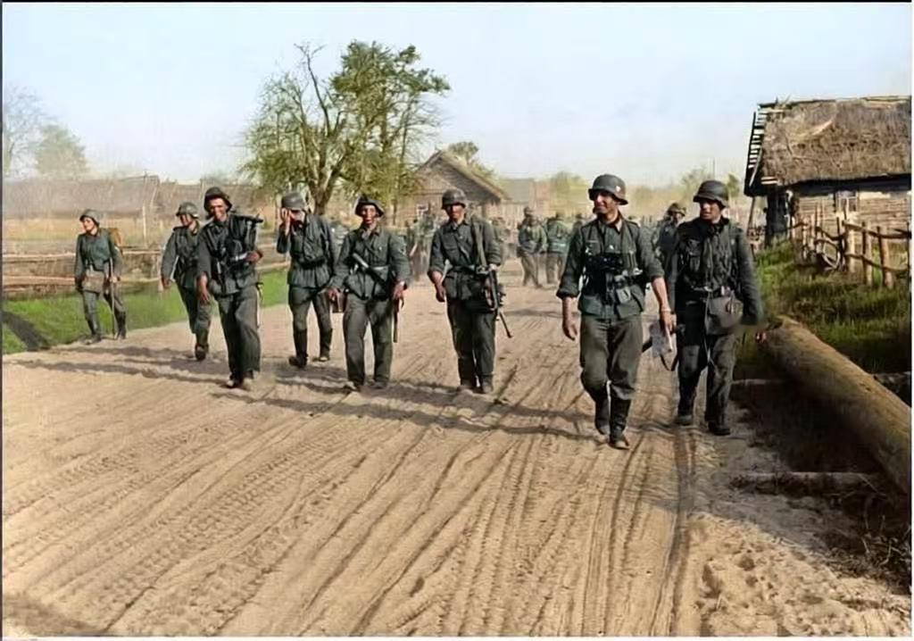 看周遭环境及士兵们的状态，明显是1941年巴巴罗萨行动初期的德军！

此时他们踌