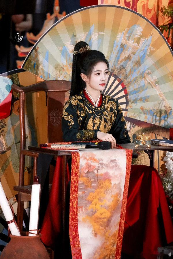 白鹿杀青宴跳星奇摇白鹿李佩仪杀青宴路透 哈哈，白鹿杀青宴跳星奇摇，这路透简直是今