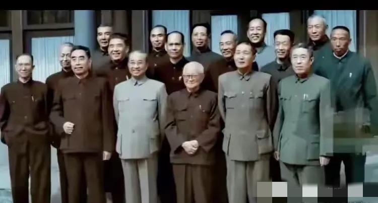 这张同学照片前无古人，后无来者。能在这里面认出两个，你绝对是历史高手。