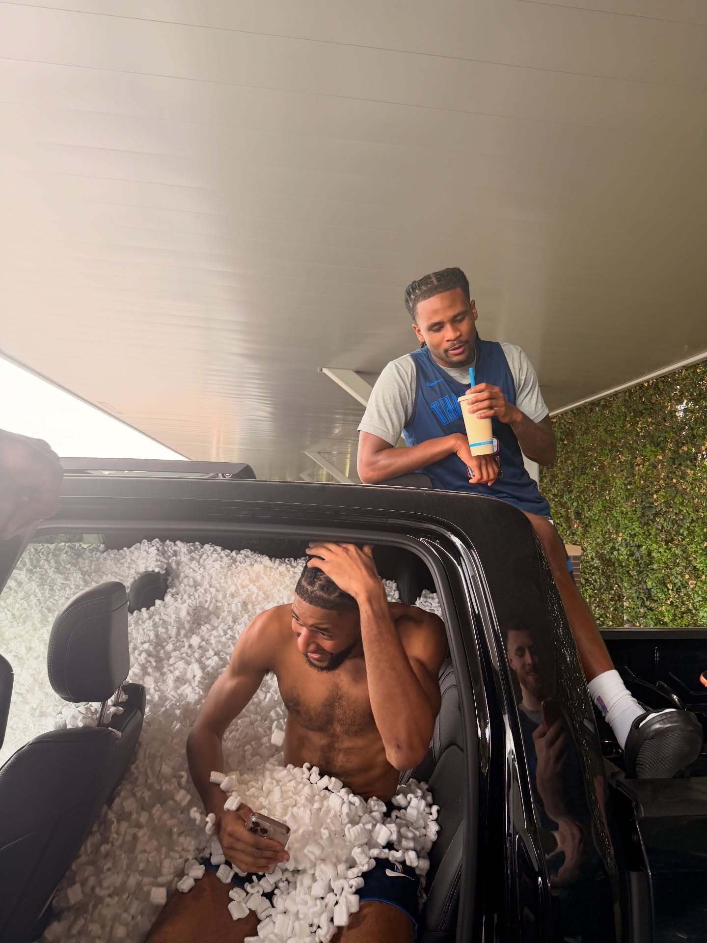 杰伦威廉姆斯晒近照⚡湖人惨败雷霆43分多尔特受伤离场雷霆