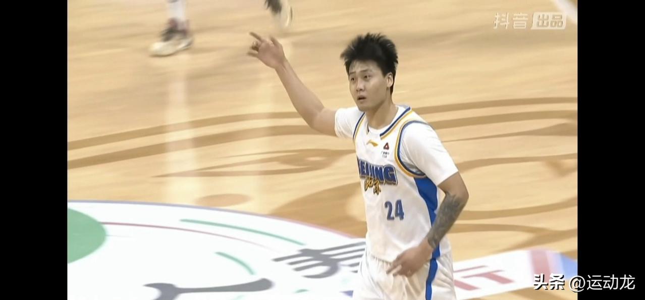 国家队新老队长之争，个人数据和球队表现对比，赵睿双杀赵继伟。
上半场，赵继伟7投