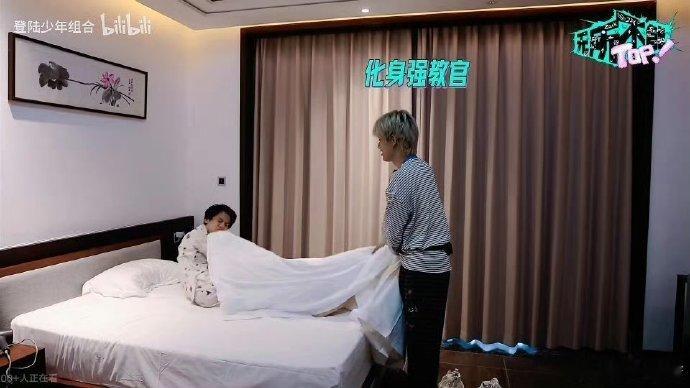 这个互动太戳心了！掀被子的调皮+海边互拍的默契，两人的同框满是治愈感，这样的日常