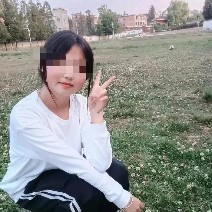 云南曲靖，一14岁少年在与女同学一起玩耍时，趁对方不备，将其抱住后欲发生关系。女