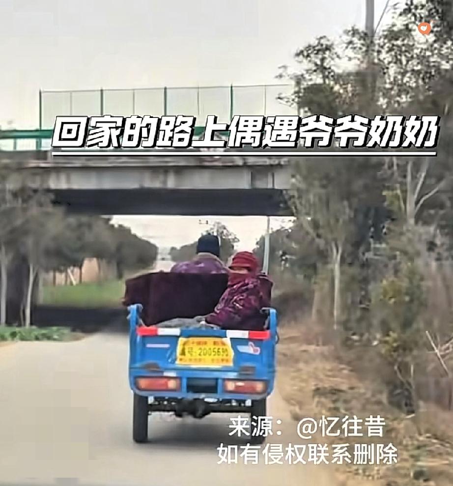 奶奶拍手大笑的瞬间，看哭无数人，这才是过年最珍贵的画面。
 
安徽女子开车回家，
