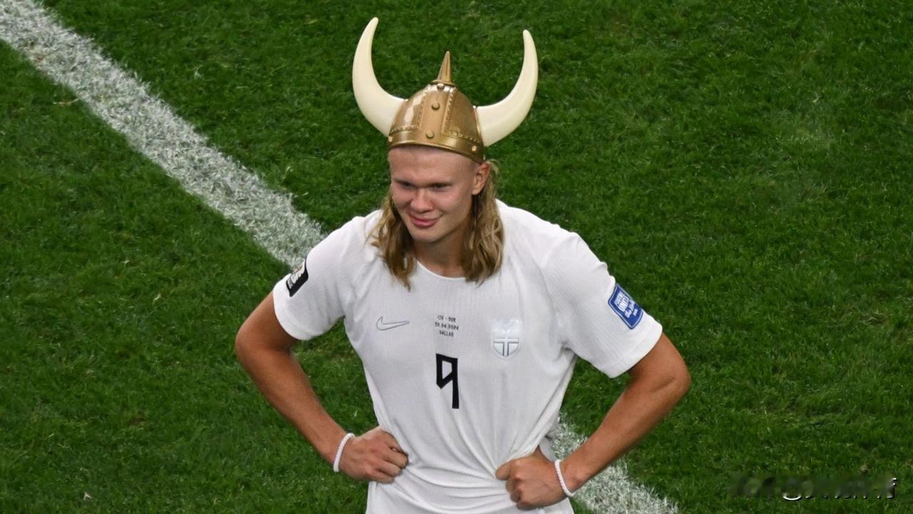 挪威的哈兰德（Erling Haaland）在世界杯32强赛中击败科特迪瓦后戴上