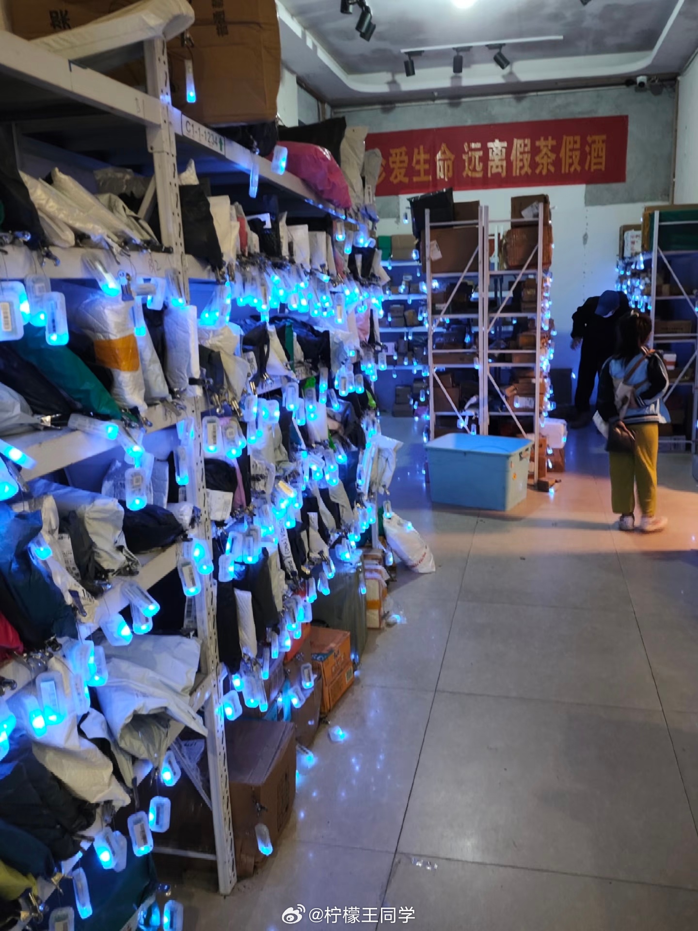 亮灯取件方式我们小区就是这种取件方式，挺方便的，比要去对着号码在货架上一个一个找