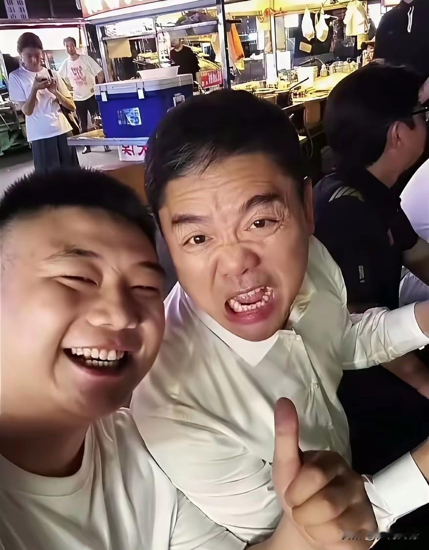 生活中的刘强东先生，一点也没有大老板的架子，表现出来的全是真性情，自然而然，坦坦