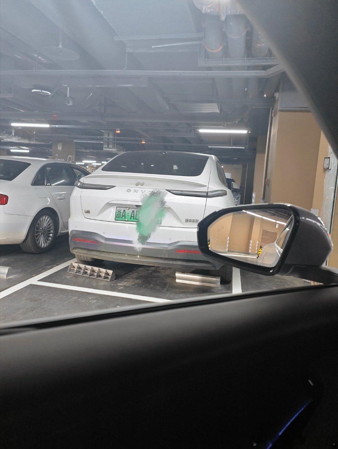 万象城地下室看到了一台杭牌乐道突然发现尊贵的乐道车主们真就是蜜罐里长大的车主，一