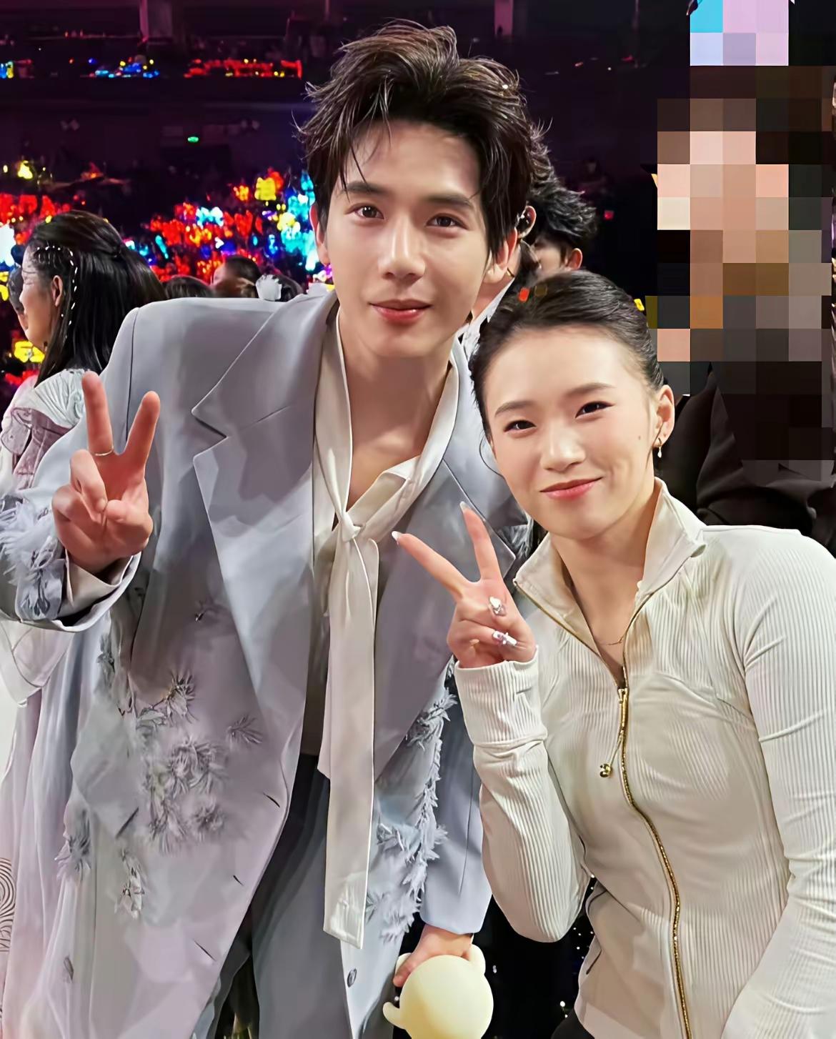 跨年夜最戳人的瞬间来了！跳水冠军陈芋汐追星王安宇，双向奔赴的样子也太甜了吧！
 