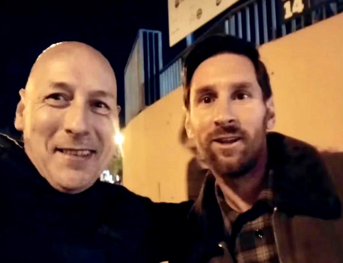 全城闭嘴，只为让他安静回家

梅西踏进巴塞罗那旧街区，手机全收进口袋，没人开直播