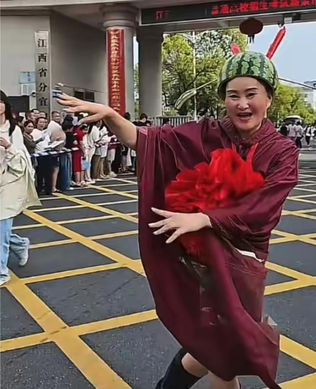 这些网红呀！竞然连高考热度都要蹭。