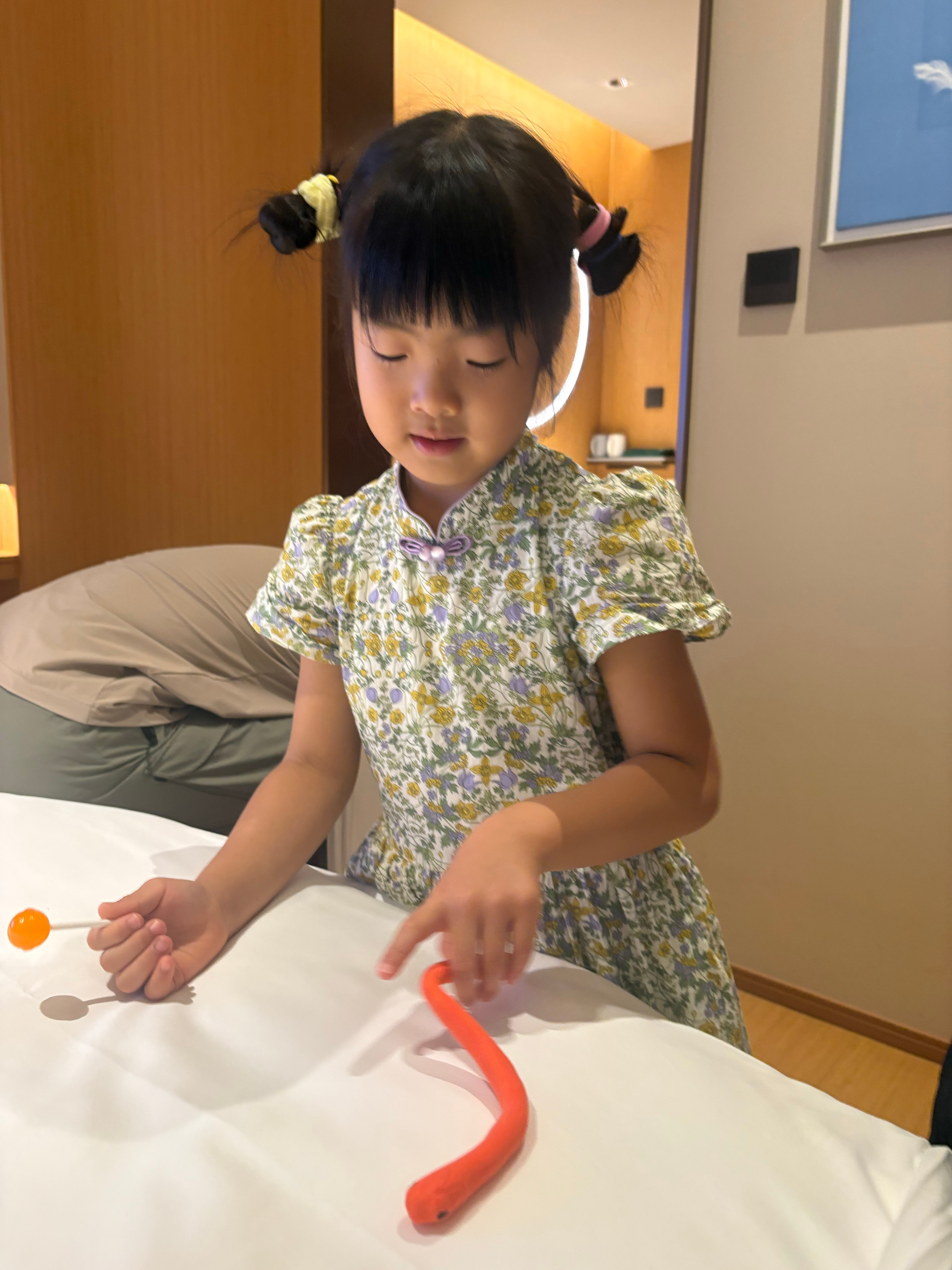 妹一到酒店就用黏土搓了一条蛇来吓我。以后她该不会要求养蛇吧 