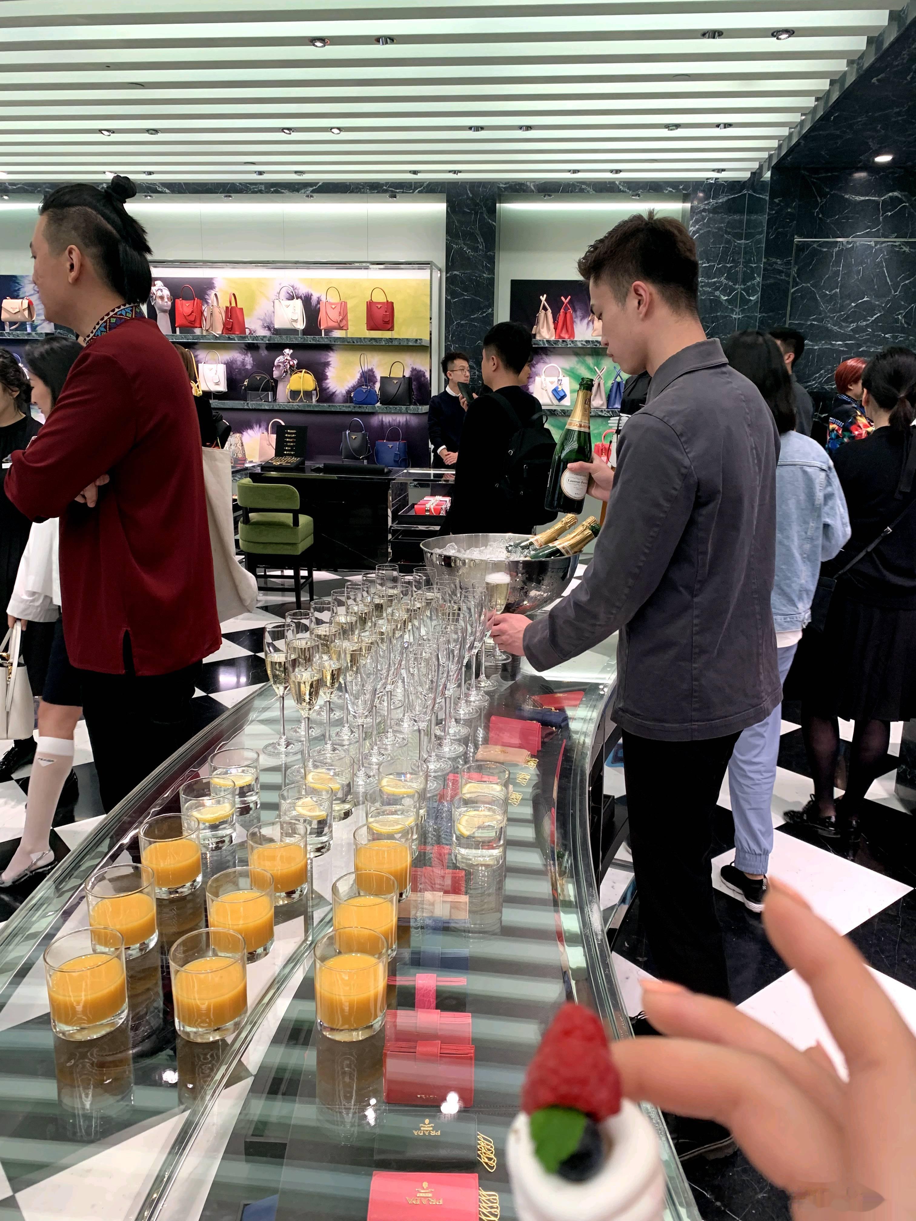 我妈偶尔会在微信上给我甩过来一个某手平台的直播间，点进去一看，妈耶，在线人数几十