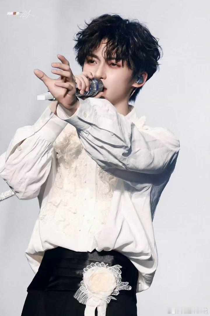 梓渝各领域榜单top1 48榜横扫登顶，音乐时尚社交全赛道制霸，从野草少年到内娱