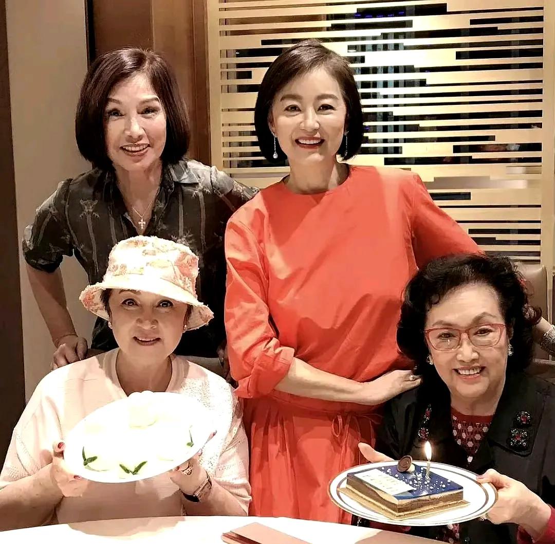 林青霞的关系网，真的太广了！没想到她和“传奇影星”葛兰的关系，也是十分的要好！
