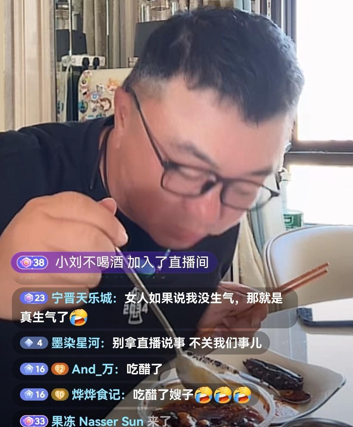 刚下飞机抽根烟就开播，董路这工作狂属性藏不住了。中国足球小将2018队西班牙Br