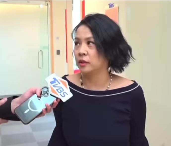 李贞秀上了TVBS的网络专访，行头变化挺大的原来是TVBS的化妆团队比较厉害，她