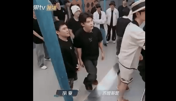 胡夏蛐蛐苏醒被抓包 更换四公上墙照秒变欢乐名场面，胡夏假装问苏醒怎么不在，结果被