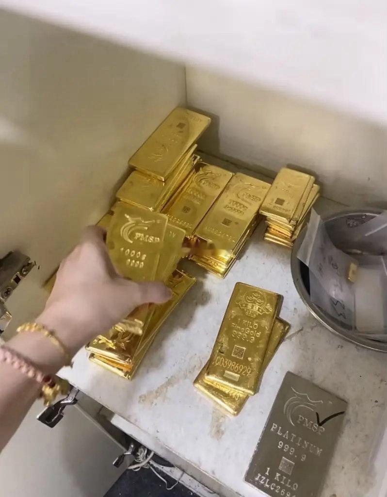 看了今天的金价，我感觉自己血压飙升了，昨天金价911一克，刚刚一查直接保持910