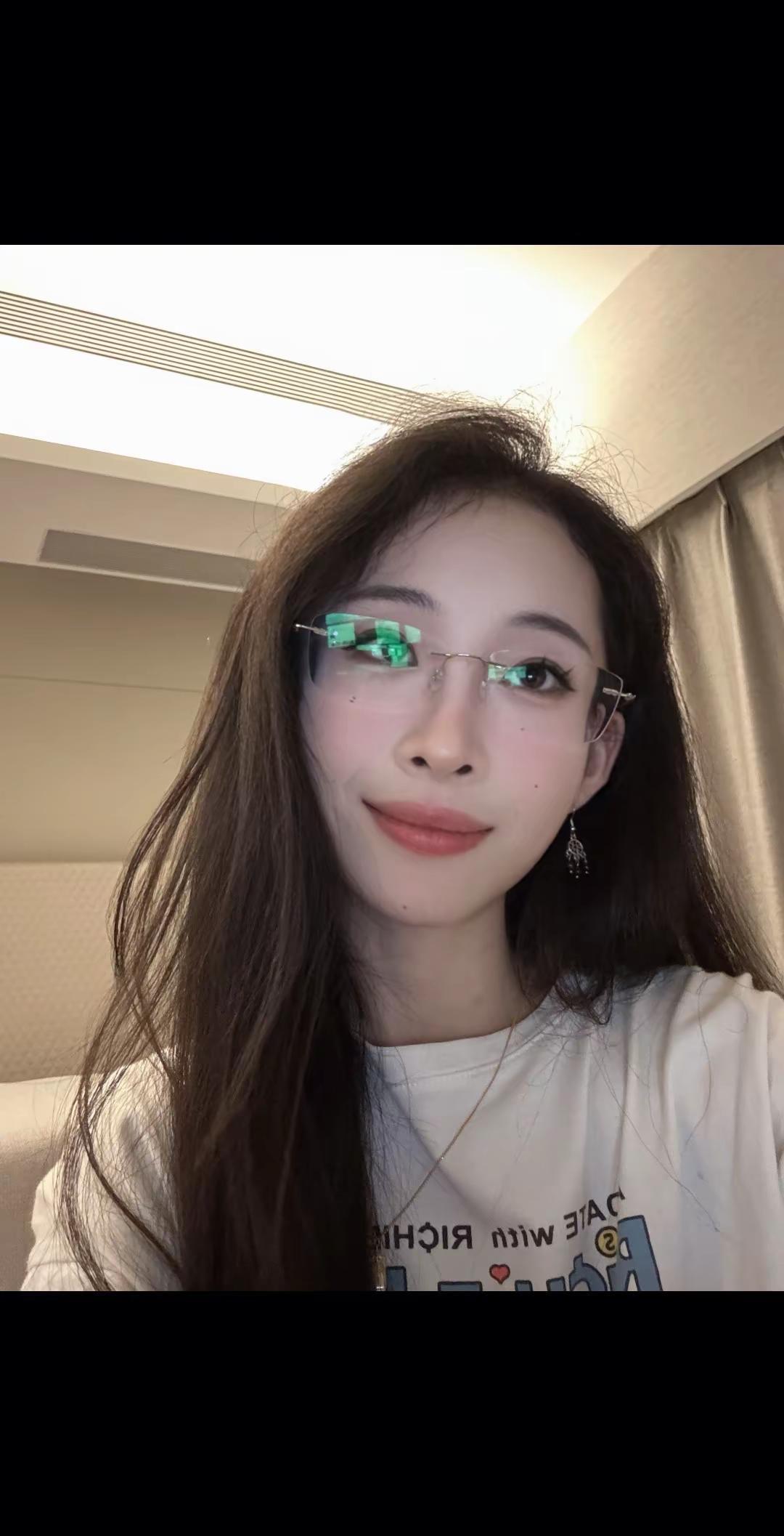 穿体恤戴🤓。高智感