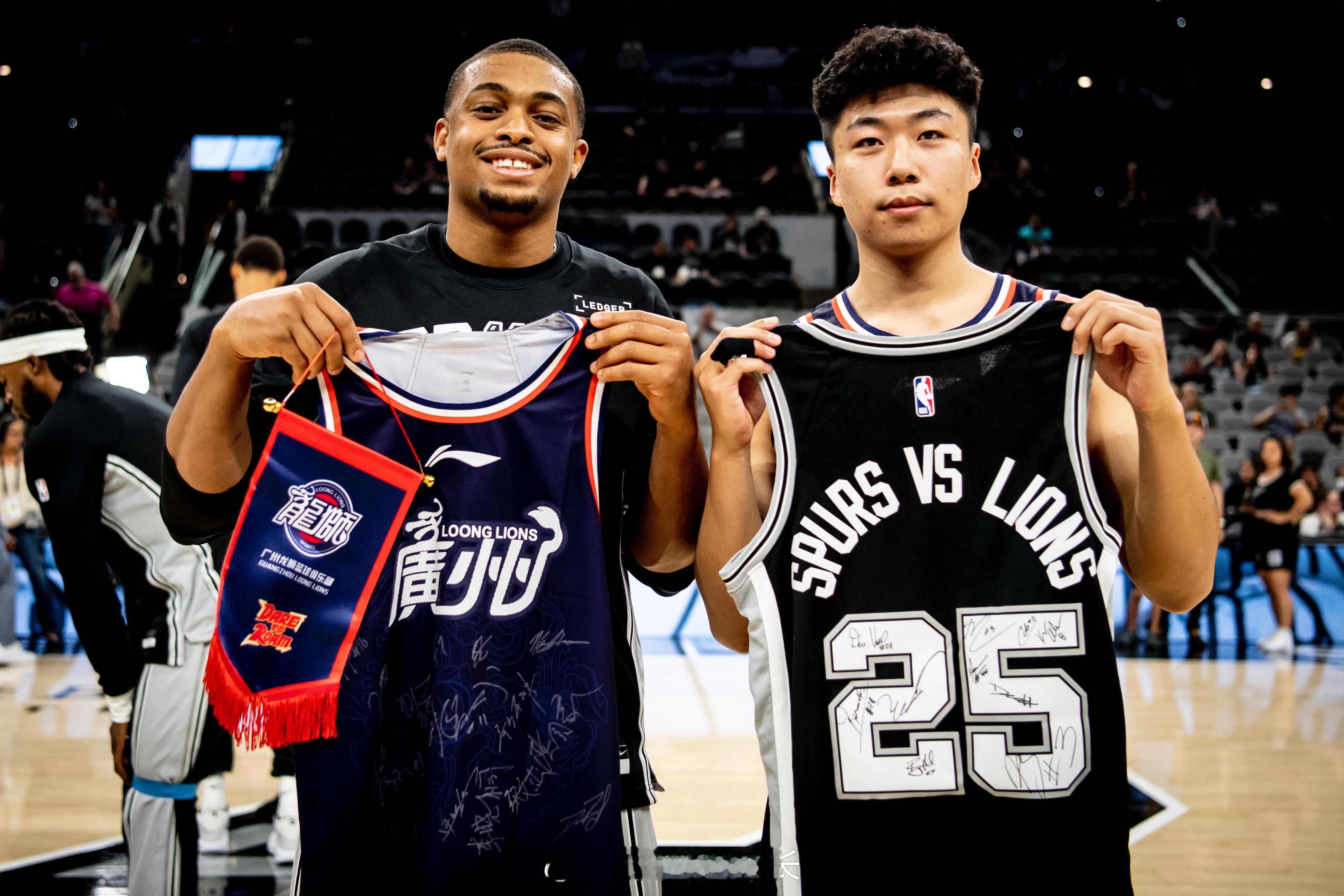 广州龙狮88-119不敌马刺，下一场是10月10日对阵快船。国内球员方面，陈国豪