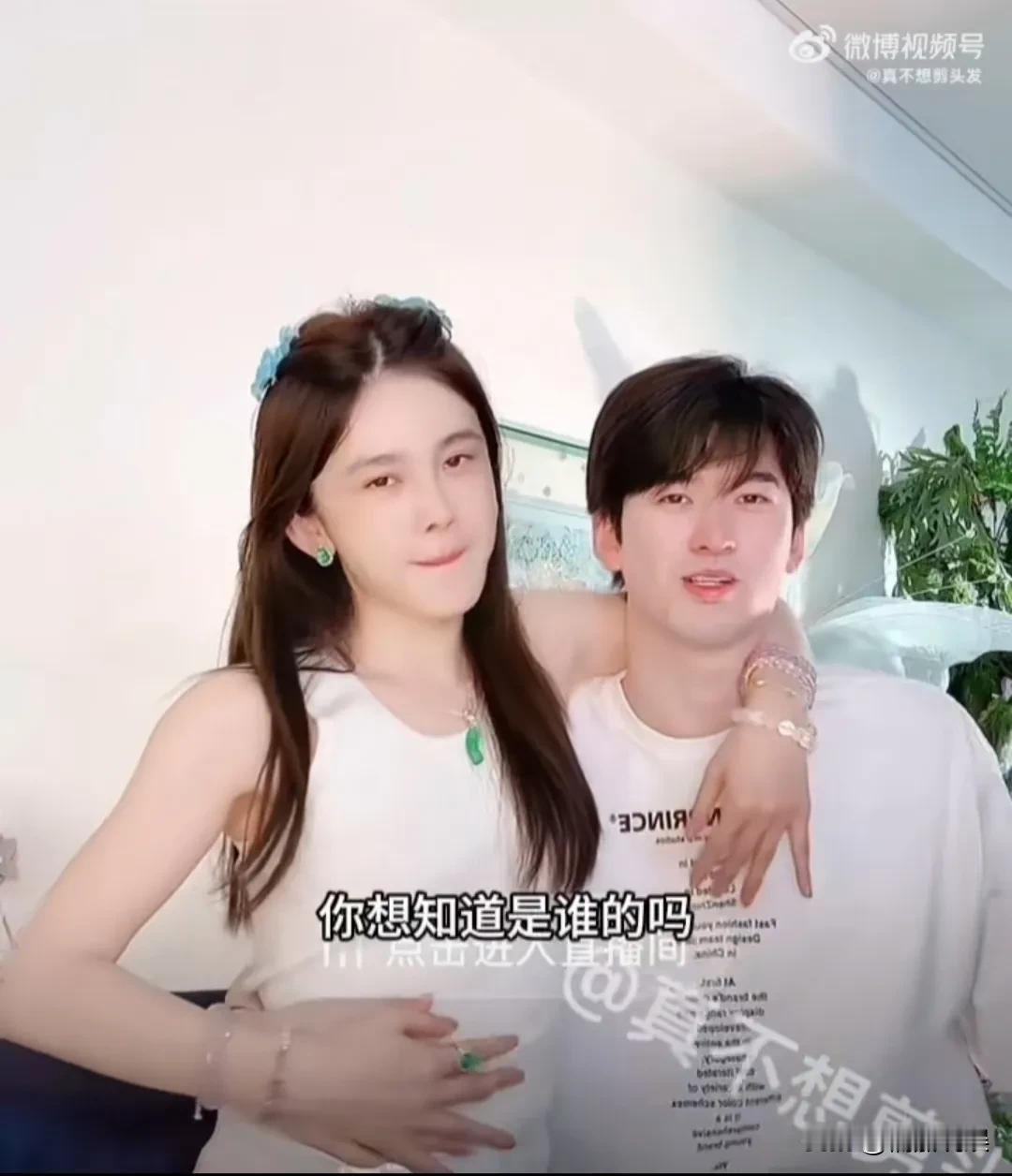赵樱子这是什么迷操作？
赵樱子在直播间和双胞胎弟弟并排而坐，她让弟弟主动揽着她的