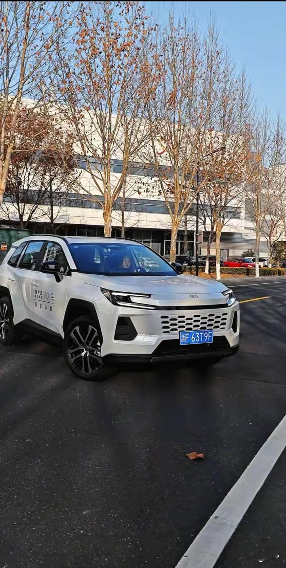 没想到26款威兰达它来了，
新款威兰达整体线条流畅，
肌肉感爆棚，

前脸是c字