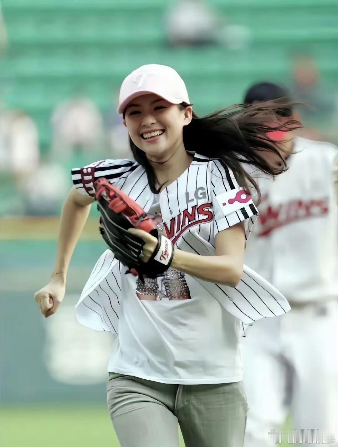 2009年，章子怡为韩国棒球比赛开球的照片，真的惊为天人，好美啊。 