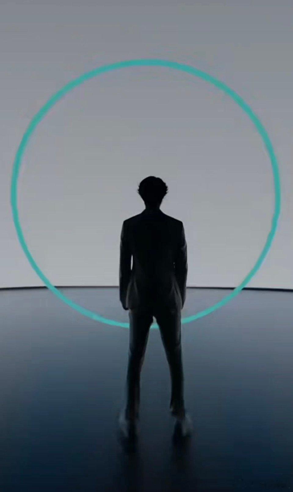 由远及近，这身材比例，这宽肩窄腰，这完美的后脑勺！帅哥的背面也太优越了