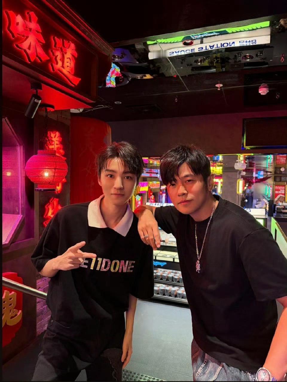 周杰伦陈奕迅王俊凯聚餐合照 周杰伦晒了与陈奕迅王俊凯聚餐合照📷“开心带大家聚餐