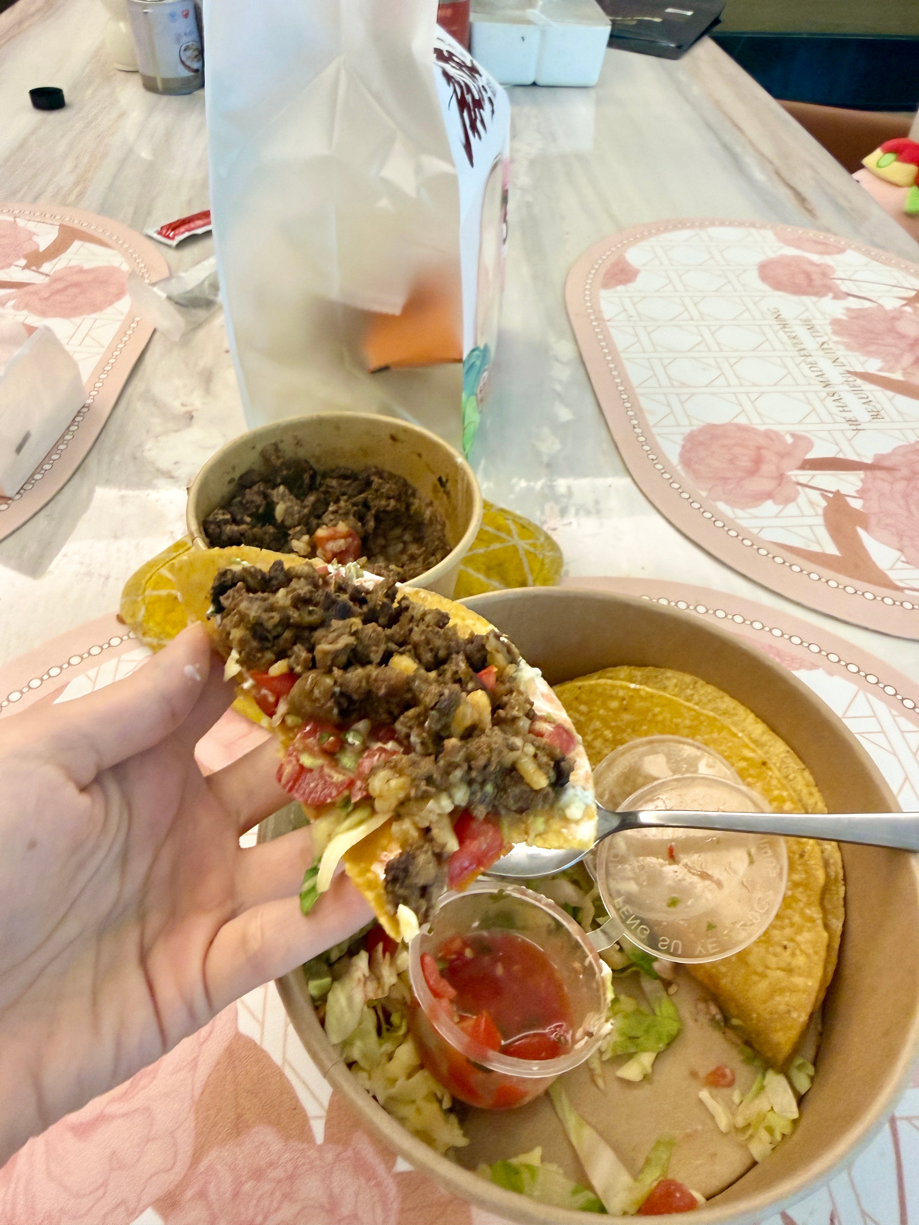 昨天很想吃塔可，就买了一个，但是感觉成都没有很正宗的…… 
