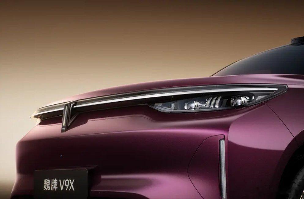 2月7日，魏牌V9X官图正式发布。新车以「东方经典建筑美学」为核心设计语言，构建