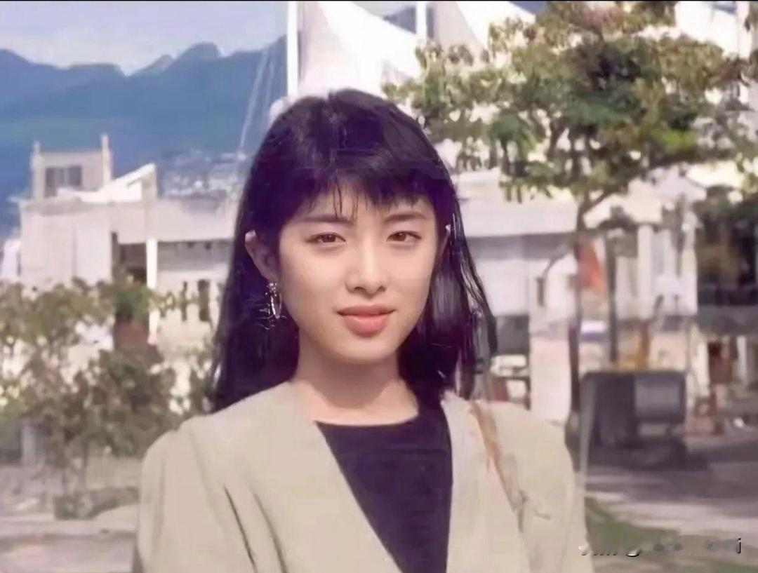 这张照片摄于1996年11月，照片中的女生24岁，毕业于山东大学中文系。她当时在