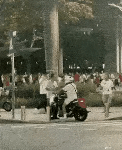 大爷和小伙发生摩擦，拉着小伙不让走必须要给个说法，结果小伙暴怒… 