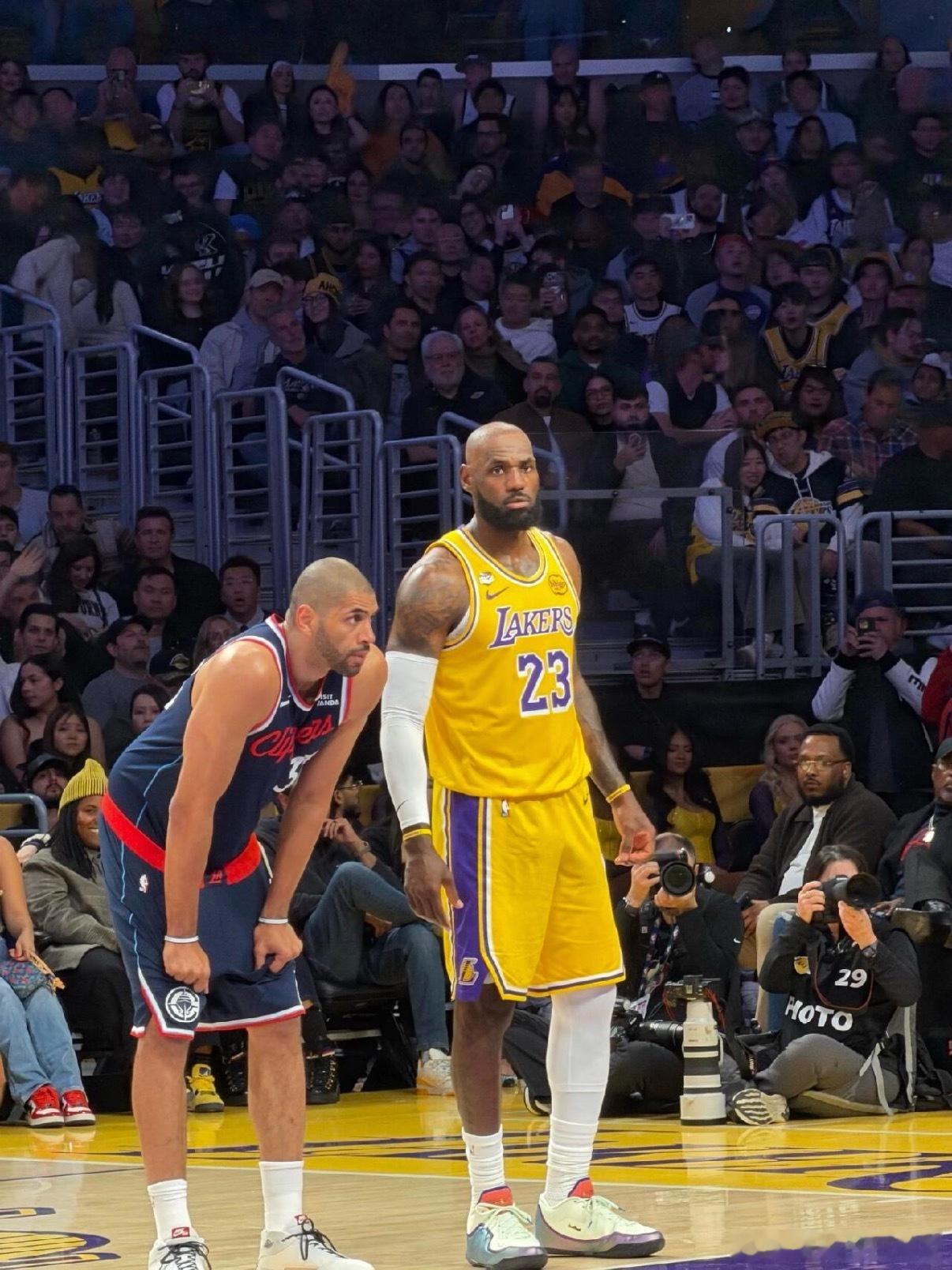 湖人vs太阳 半场49平，詹姆斯5分2板2助，东契奇18分，残阵太阳逼平湖人。 