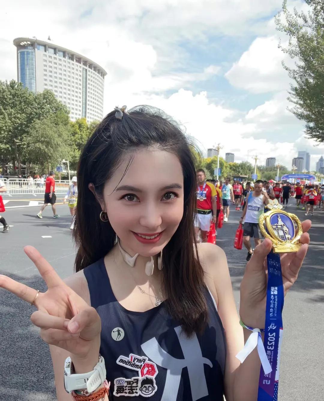 济南马拉松明天上午十点可以报名啦！
现在的马拉松赛基本上都有很多网红参加打卡地了
