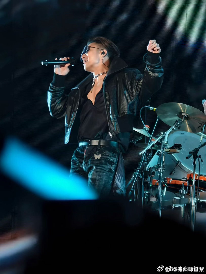 谢霆锋九亿大哥的梦 别的歌手演唱会：女粉尖叫。谢霆锋演唱会：男粉尖叫“老公”！这