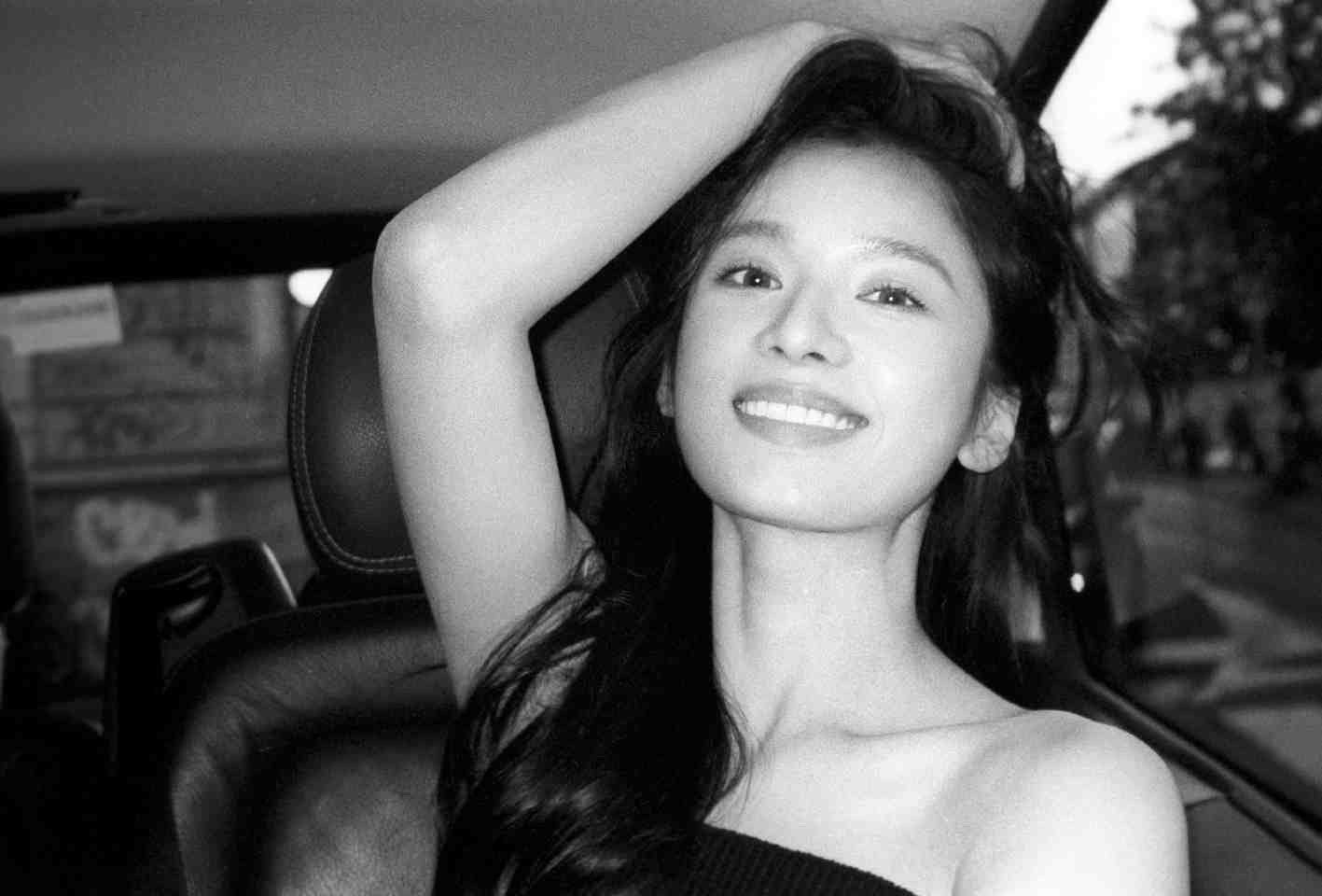 张婧仪的黑白胶片 定格张婧仪，在黑白光影里遇见别样质感 ​​​