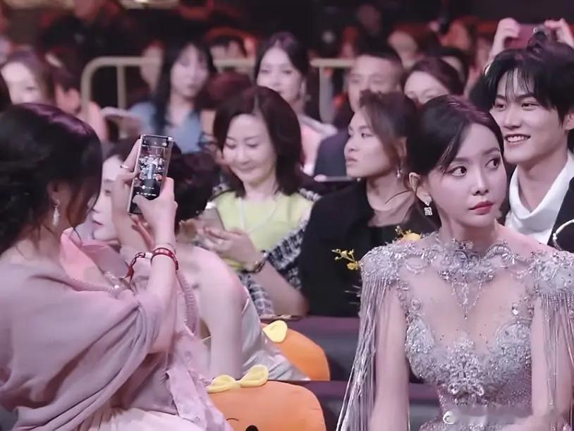 微博之夜内场姐姐李雾就这样旁若无人的互拍自拍2025微博之夜爆款创作大赛