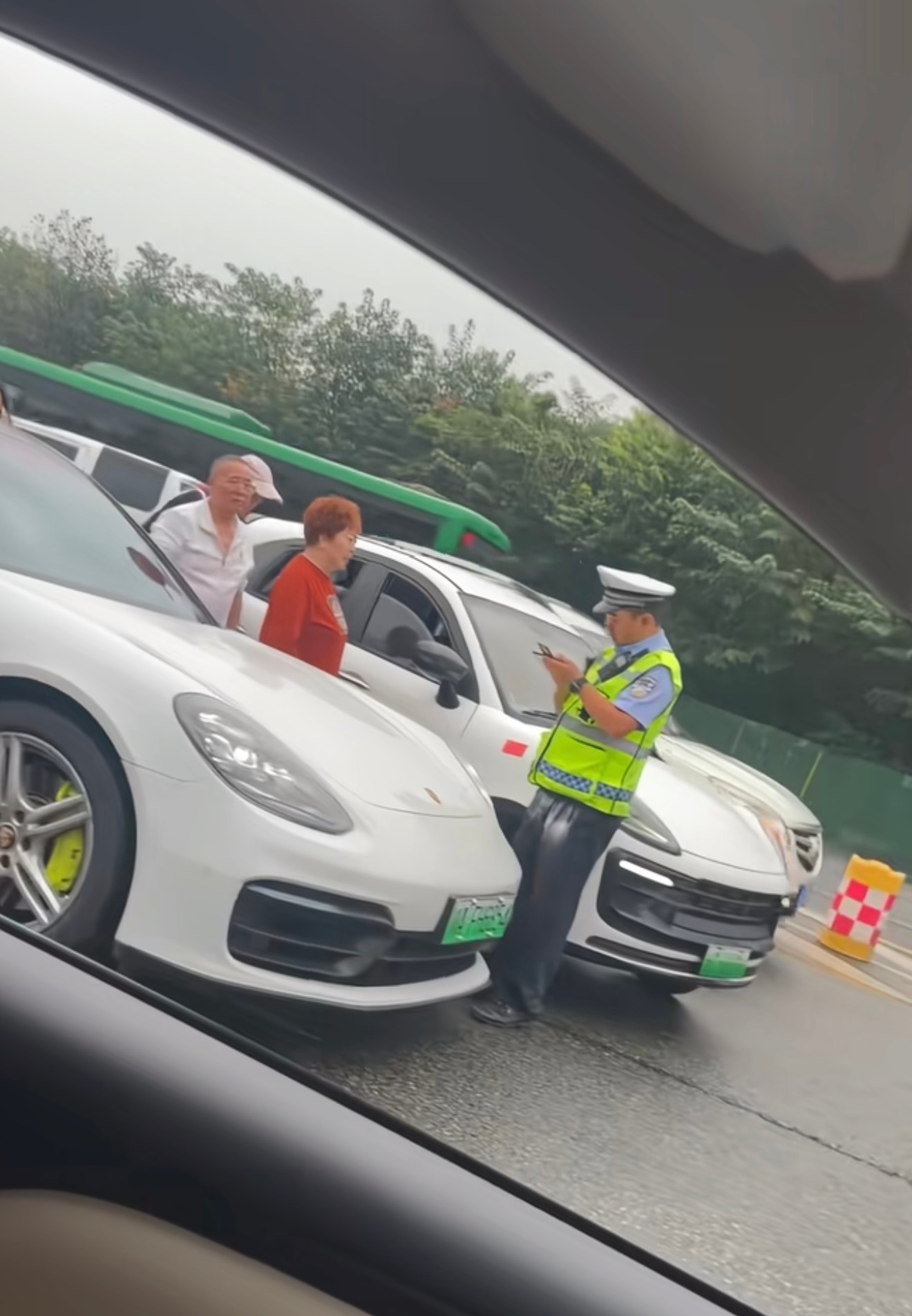 保时捷老头乐撞上了真保时捷。大爷：没事跟咱家车一样不值钱赔不了几个钱的