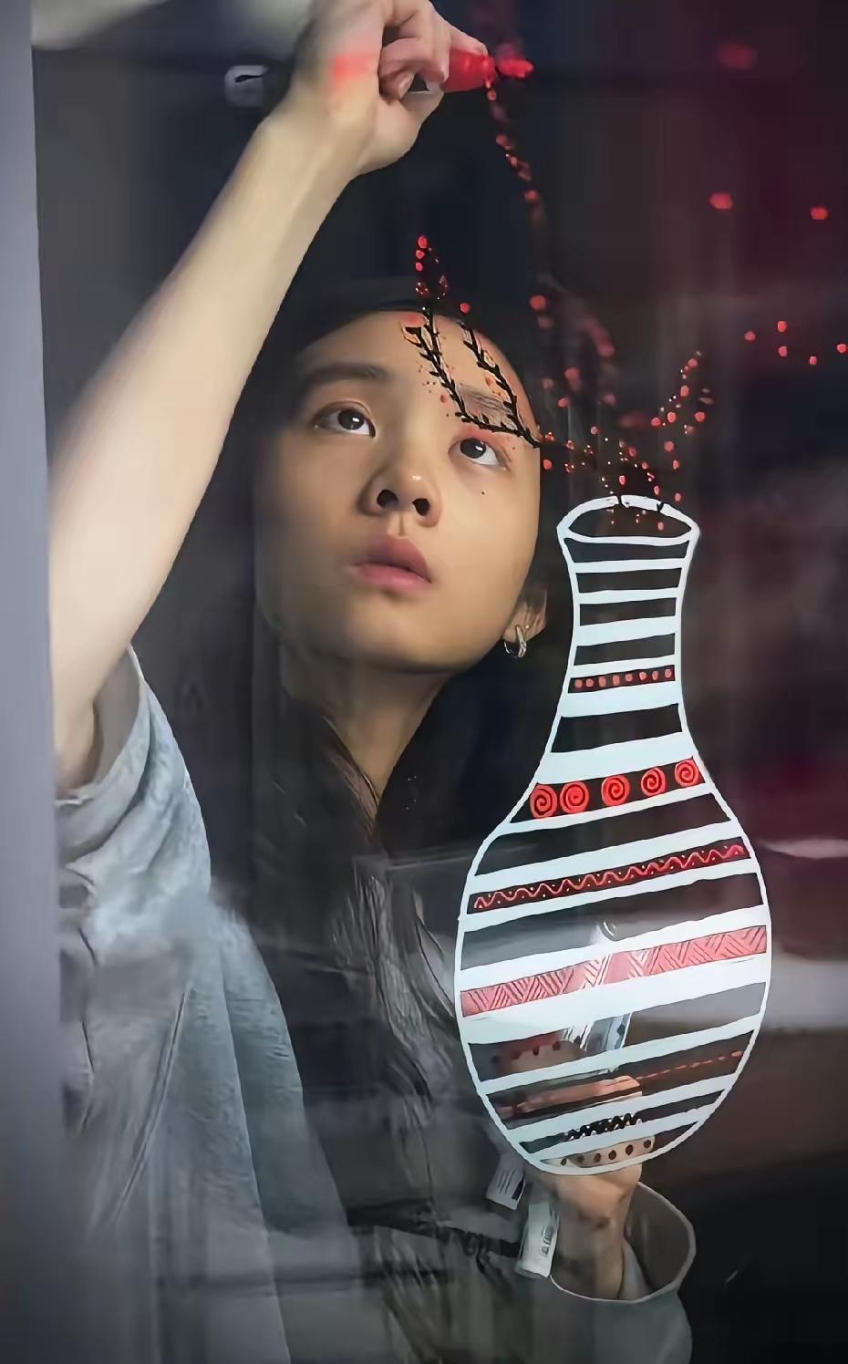 黄多多也太有才了！
黄磊的女儿黄多多回来过年，自己动手画窗花，镜头下的她长发披肩