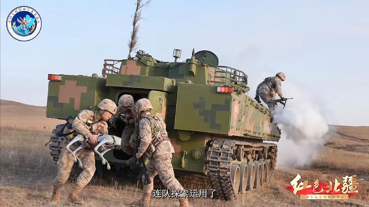 我军步战车载员抱着"狗子"(机器狗)下车作战 ​。
这些四足机器人可搭载自动步枪