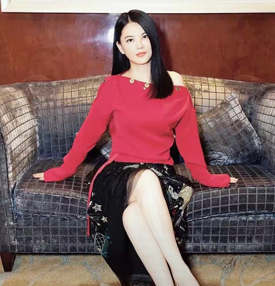 李湘年轻的时候还是很漂亮的。