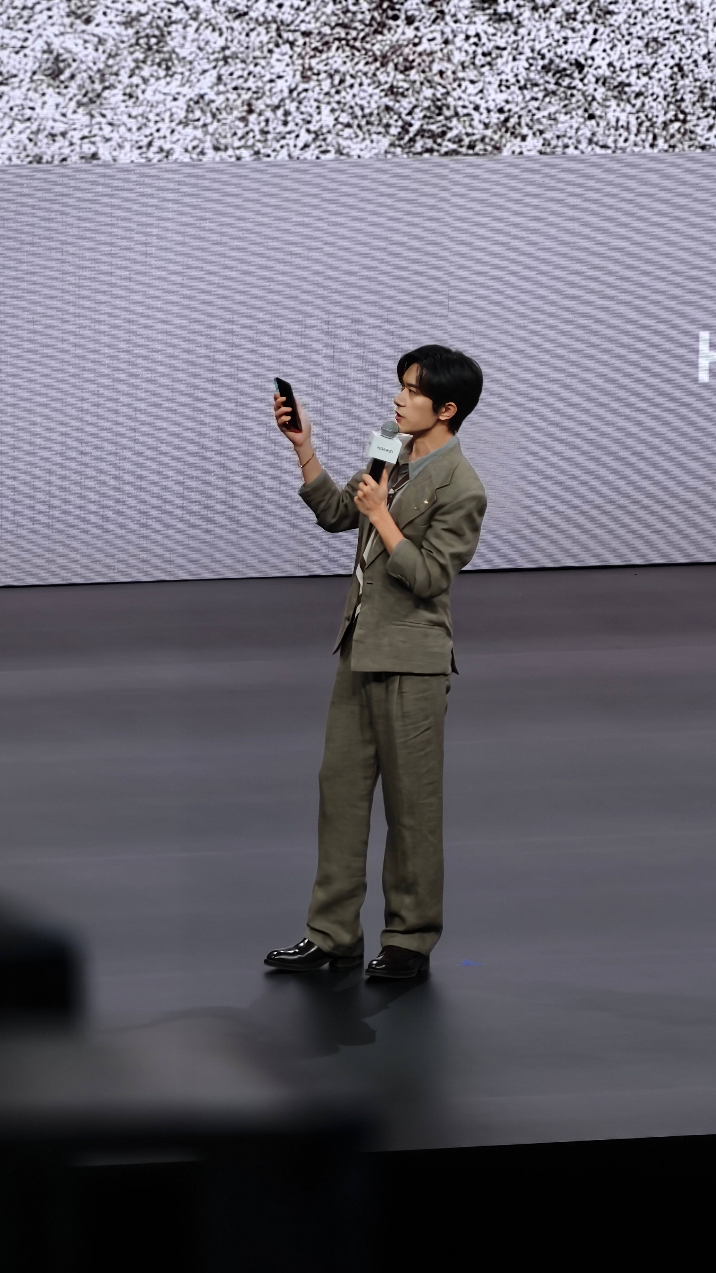 现场沸腾了，因为易烊千玺来了。 广州·大湾区文化体育中心