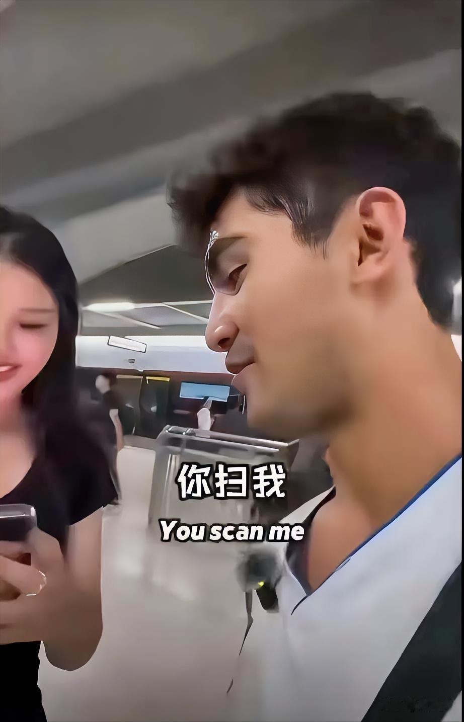 一碗麻辣烫，一个中国女孩上钩了，
故有了“麻辣烫女孩”的梗。
现在一个“包子”，