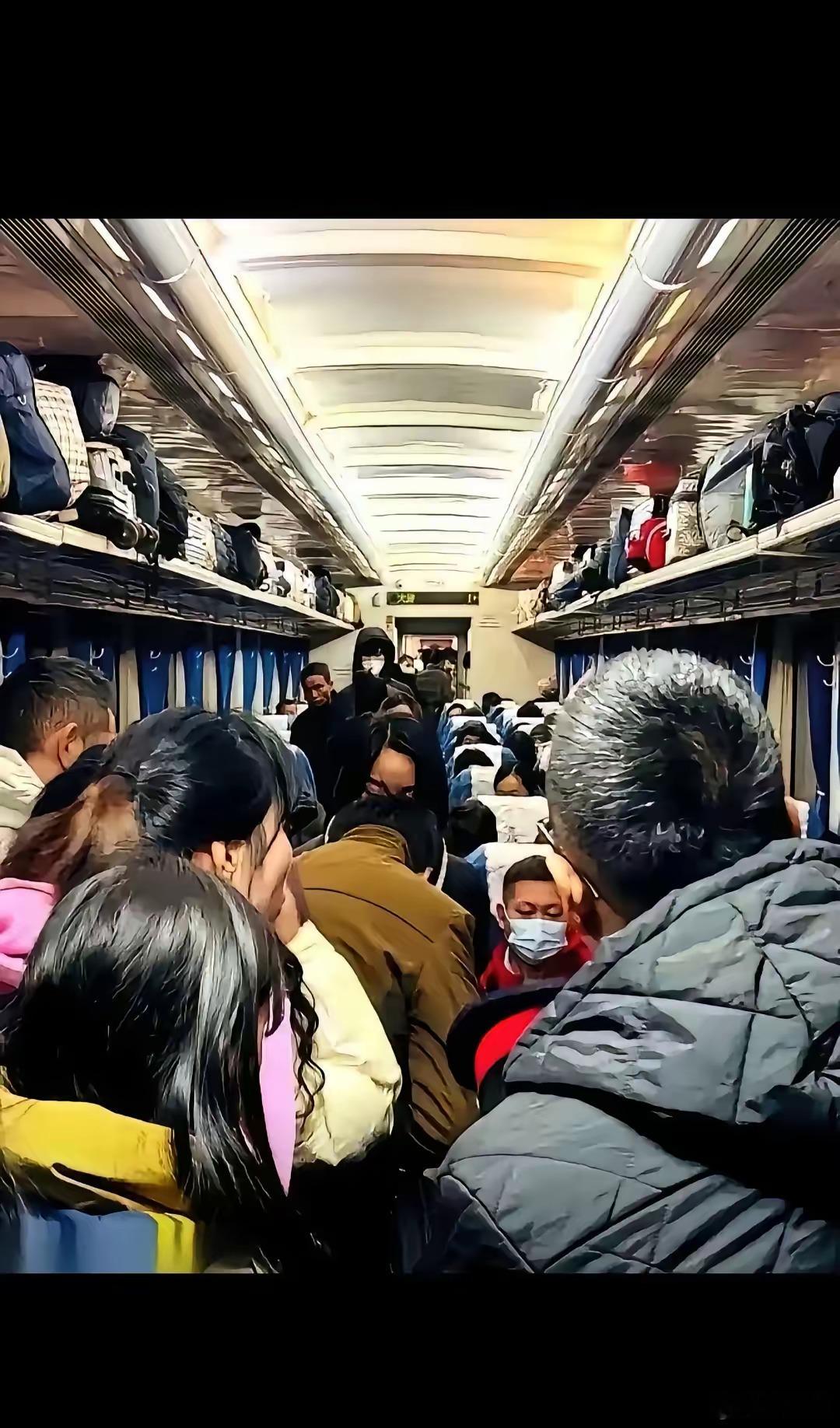 大叔乘60元绿皮车回家省百元买年货知道为什么这么多人坐绿皮火车吗？坐绿皮火车比动