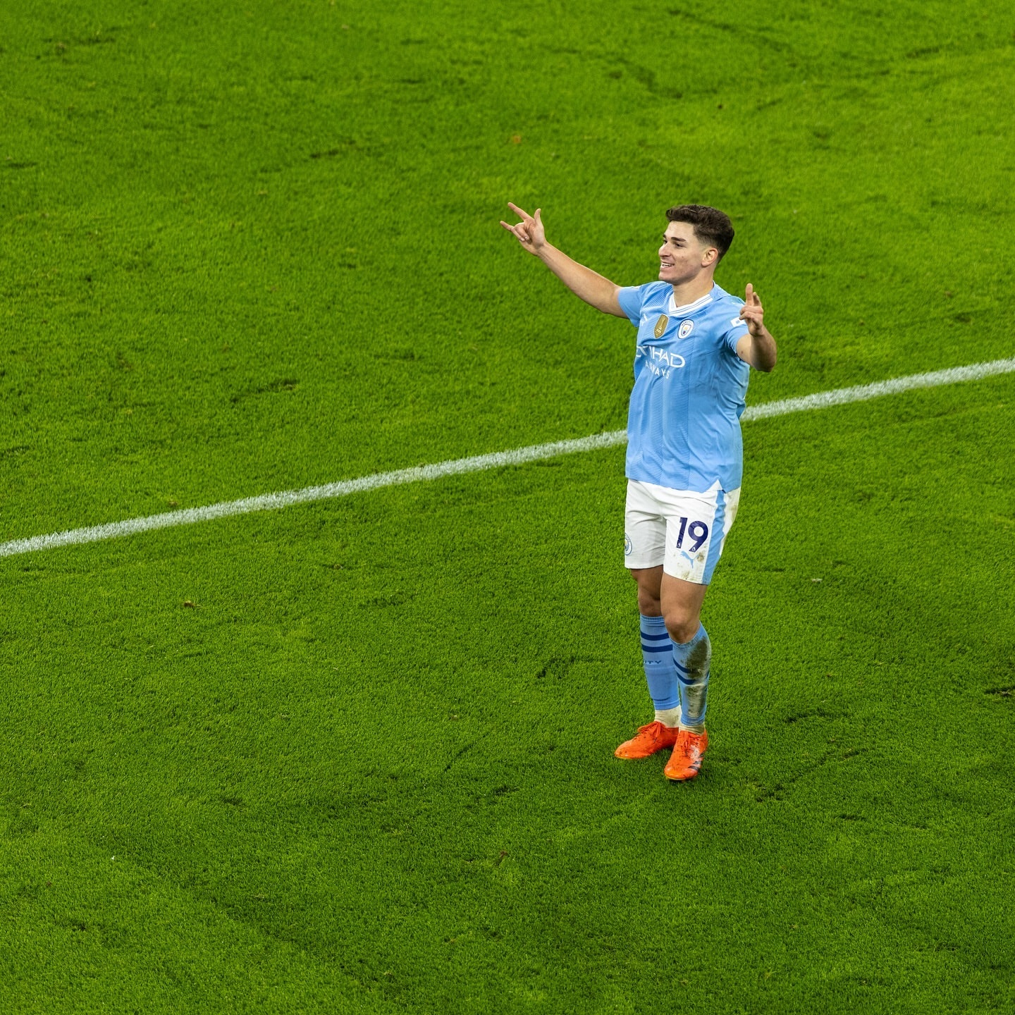 阿尔瓦雷斯ins告别曼城：今天，我怀着万分激动的心情向这个出色的俱乐部道别。这是