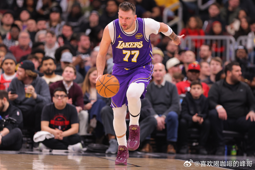 近日，名记Shams在ESPN节目中谈到了东契奇的伤病。主持人：“显然我们见过不